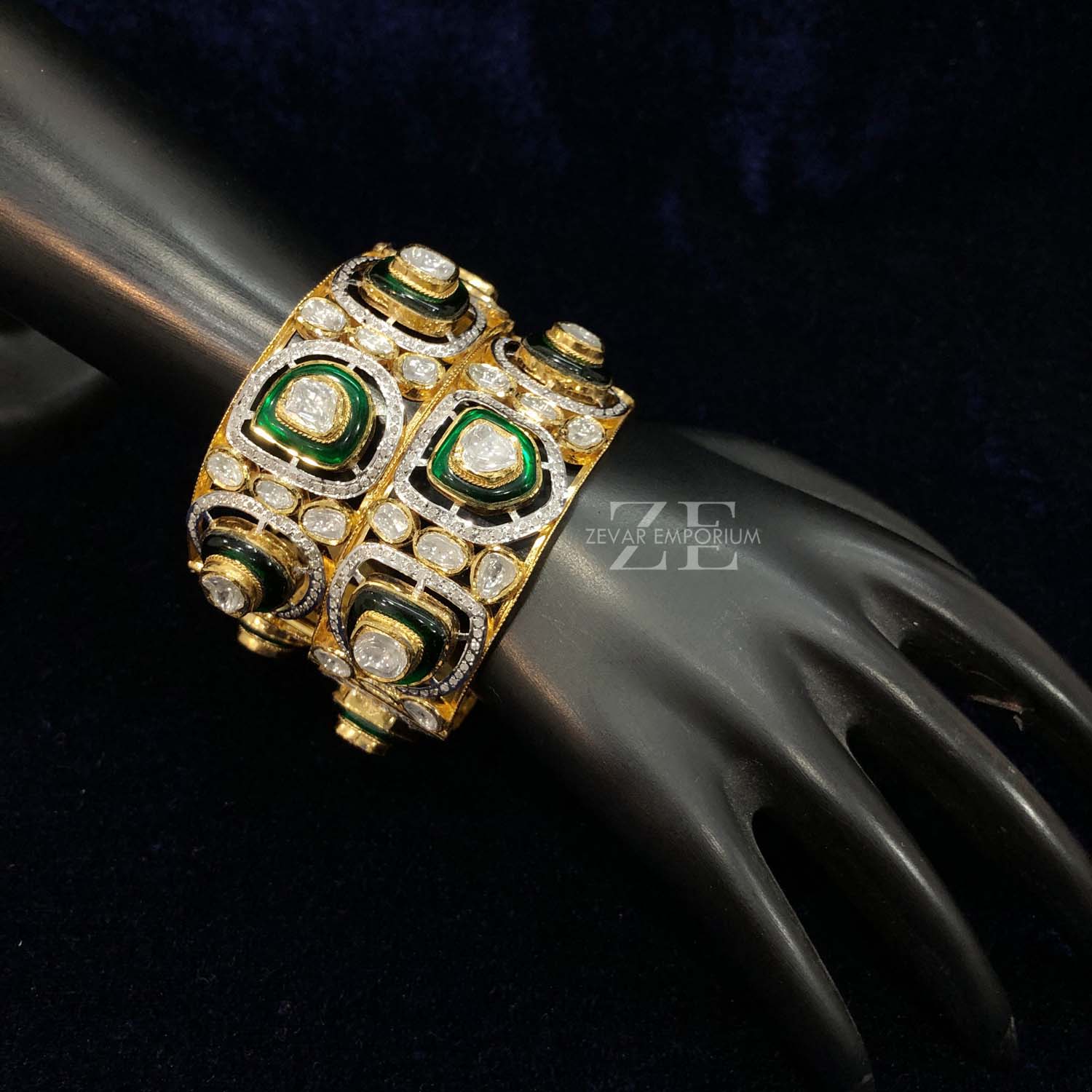 etailed view of Uncut Diamonds and Syndicate Polki in 14K Gold Bangle